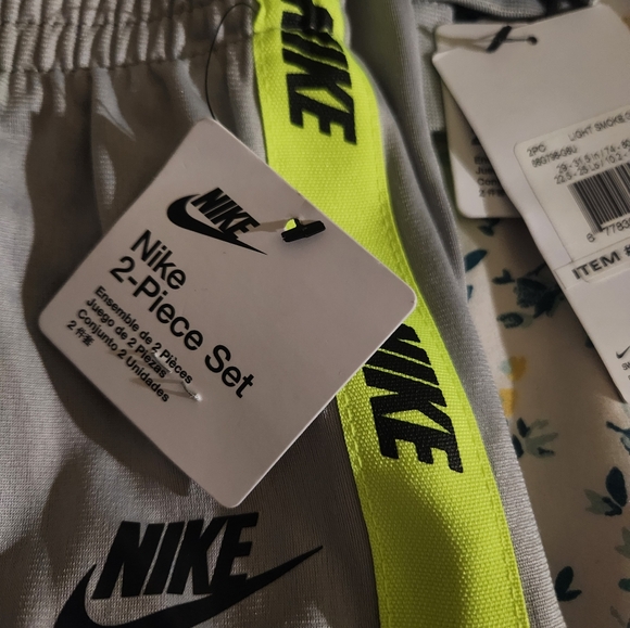 Boys Nike 2 piece set - Picture 2 of 5